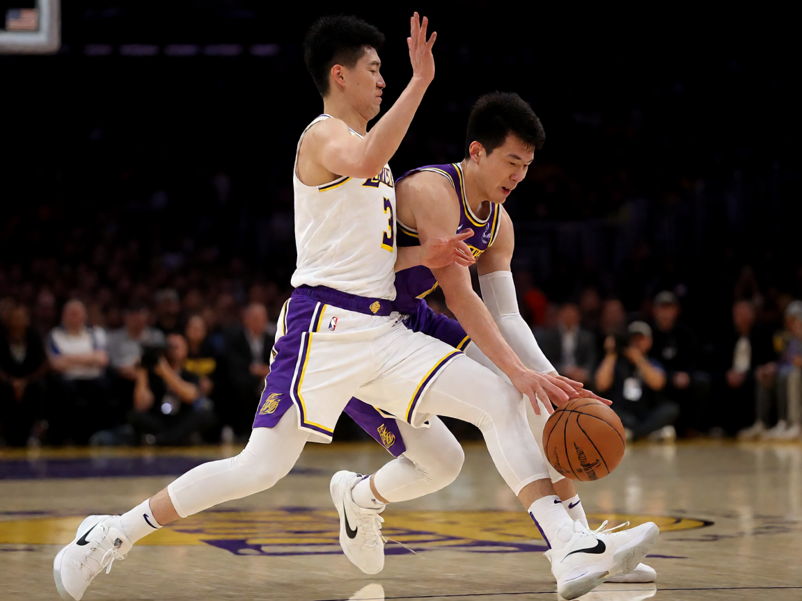 NBA常规赛湖人队主场激烈对抗瞬间